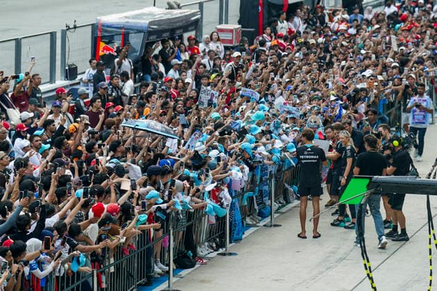 FORMULA 1 BAHRAIN GRAND PRIX IN MALAYSIA 2026 George Russell (GBR) 63 Mercedes greets the fans in the pit lane during the Formula 1 Gulf Air Bahrain Grand Prix in Malaysia 2026, Round 16 of the 2026 Formula 1 World Championship, WM, Weltmeisterschaft from 2nd - 4th October 2026 at Sepang International Circuit, Sepang, Malaysia. Credit: Robbie Hoad Every Second Media Editorial use only. All images are copyright Every Second Media Limited. No images may be reproduced without prior permission. Copyright: xIMAGO EveryxSecondxMediax ESM-2195-0059 RobbiexHoadx xEveryxSecondxMediax