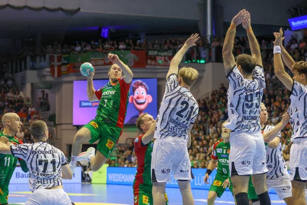 September 30, 2026, xgox, Handball Opel HBL SC Magdeburg vs. THW Kiel emspor, from left: Felix Claar (Magdeburg), 7 takes a shot, goal scorer, scores a goal, Magdeburg