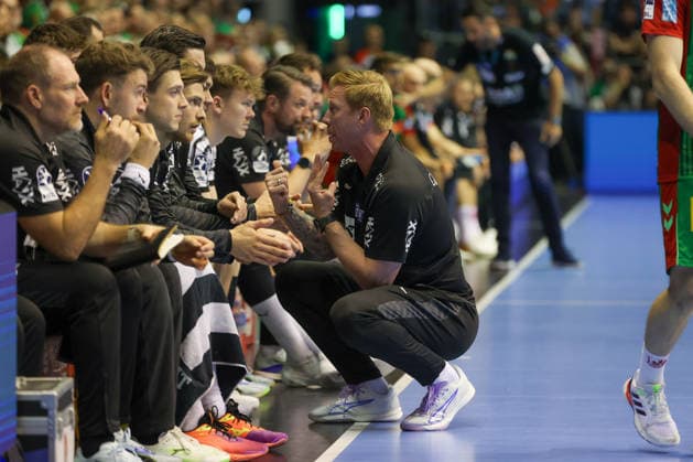 September 30, 2026, xgox, Handball Opel HBL SC Magdeburg vs. THW Kiel, emspor, from left: Berge, Lund, Kiel; coach gives instructions, gesturing with his arms, gesticulate, gives instructions, Magdeburg