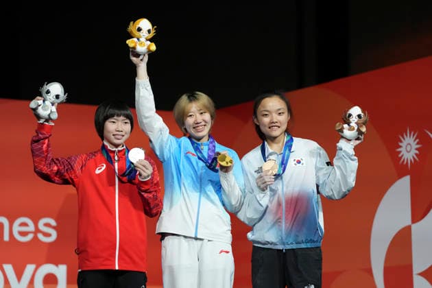 (261001) -- NAGOYA, Oct. 1, 2026 -- Gold medalist Zhang Yuetong (C) of China, silver medalist Mori Ai (L) of Japan and bronze medalist Seo Chaehyun of South Korea pose during the awarding ceremony for the women s boulder of climbing at the 20th Asian Games Aichi-Nagoya 2026 in Nagoya, Japan, Oct. 1, 2026. ) (SP)JAPAN-NAGOYA-ASIAN GAMES-SPORT CLIMBING-WOMEN-BOULDER-FINAL JiaxYuchen