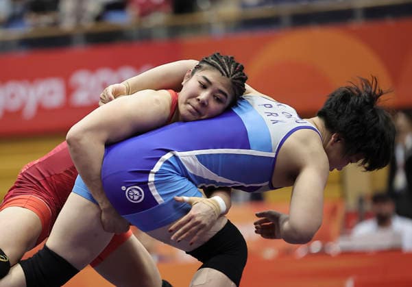 (261001) -- NAGOYA, Oct. 1, 2026 -- Ozaki Nonoka (L) of Japan competes with Kim Ok Ju of the Democratic People s Republic of Korea (DPRK) during the women s 62kg final match of Wrestling at the 20th Asian Games Aichi-Nagoya 2026 in Nagoya, Japan, Oct. 1, 2026. ) (SP)JAPAN-NAGOYA-ASIAN GAMES-WRESTLING-WOMEN S 62KG LongxLei 