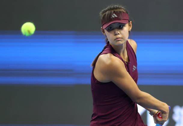 (261001) -- BEIJING, Oct. 1, 2026 -- Sun Xinran of China hits a return during the women s singles first round match against Eva Lys of Germany at 2026 China Open tennis tournament in Beijing, China, Oct. 1, 2026. ) (SP)CHINA-BEIJING-TENNIS-CHINA OPEN-WOMEN S SINGLES(CN) MaxZihan 