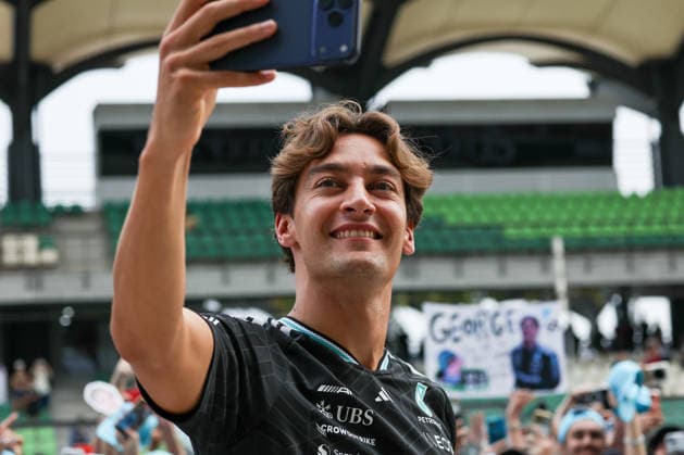 KUALA LUMPUR, MALAYSIA - OCTOBER 01: George Russell of Great Britain and Mercedes-AMG PETRONAS F1 Team taking a selfie for fan in the pit during previews ahead of the FIA Formula 1 Grand Prix of Bahrain in Malaysia at the Sepang Circuit on October 01, 2026 in Kuala Lumpur, Malaysia. (Photo by Qian Jun SPP-Paddocker) Copyright: xQianxJun SPP-Paddockerx Sportspressphoto_SPR243346
