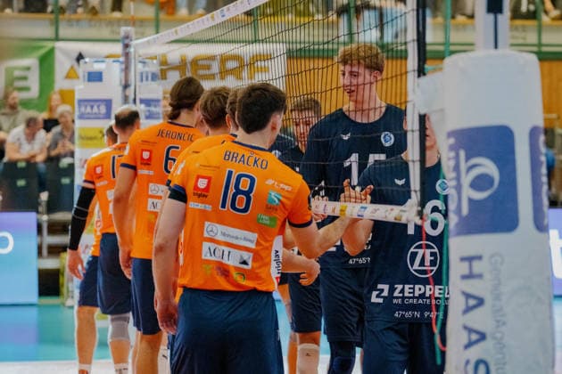 VOLLEYBALL - Coppa Pallavolo Senza Confini HARTBERG,AUSTRIA,01.OCT.26 - VOLLEYBALL - Coppa Pallavolo Senza Confini, VfB Friedrichshafen vs ACH Volley Ljubljana. Image shows both teams.  GEPAxpictures xRomanxKoenigshofer