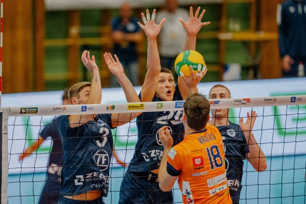 VOLLEYBALL - Coppa Pallavolo Senza Confini HARTBERG,AUSTRIA,01.OCT.26 - VOLLEYBALL - Coppa Pallavolo Senza Confini, VfB Friedrichshafen vs ACH Volley Ljubljana. Image shows Joris Berkhout, Gustavo Maciel (Friedrichshafen) and Rok Bracko (Ljubljana).  GEPAxpictures xRomanxKoenigshofer