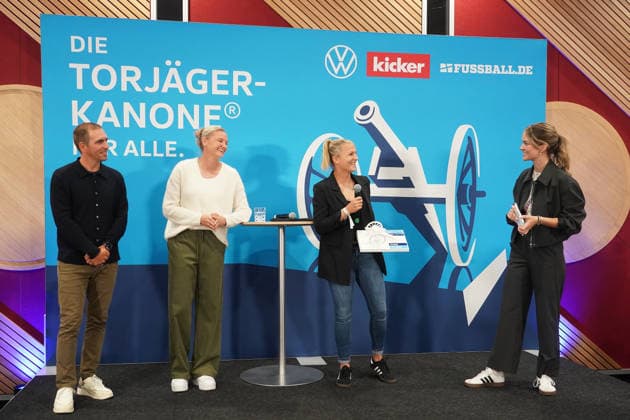 Award Ceremony for the Torjägerkanone für Alle (Top Scorer Award for Everyone) presented by *Kicker* and the DFB, featuring Alexandra Popp and Philipp Lahm, to Lyn Meyer; Munich, October 1, 2026; Germany vs. Serbia, UEFA Nations League, Matchday 3, Allianz Arena