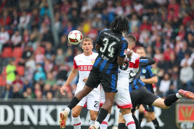 Hendry Aron Blank of SpVgg Greuther Fürth, 34, blocks a header by Deniz Undav of VfB Stuttgart, 26. GER, VfB Stuttgart vs. SpVgg Greuther Fürth, Soccer, Men s Friendly Matches, 2026–2027 Season, October 1, 2026 GER, VfB Stuttgart vs. SpVgg Greuther Fürth, soccer, men’s friendly matches, 2026–2027 season, October 1, 2026 Aspach Copyright: xEibner-Pressefoto SoerenxHerwegx EP_SHG