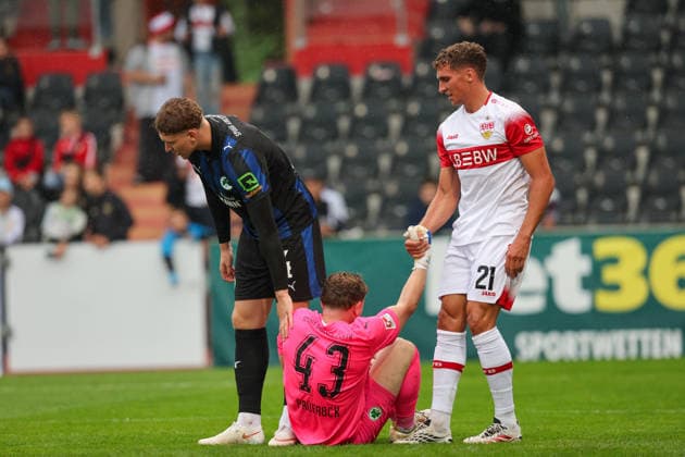 Silas Joel Pruefrock of SpVgg Greuther Fürth, 43, is assisted by Grischa Proemel of VfB Stuttgart, 21, GER, VfB Stuttgart vs. SpVgg Greuther Fürth, Soccer, Men s Friendly Matches, 2026–2027 Season, October 1, 2026, GER, VfB Stuttgart vs. SpVgg Greuther Fürth, Soccer, Men’s Friendly Matches, 2026–2027 Season, October 1, 2026, Aspach Copyright: xEibner-Pressefoto SoerenxHerwegx EP_SHG