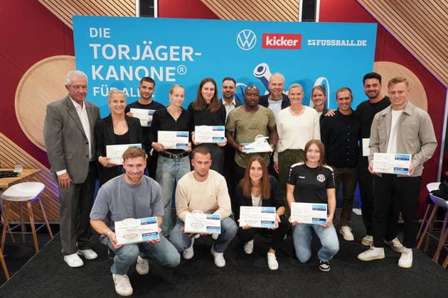 Winners of the Kicker and DFB Top Scorer Award for Everyone : Alexandra Popp and Philipp Lahm. Munich, October 1, 2026. Germany vs. Serbia, UEFA Nations League, Matchday 3, Allianz Arena