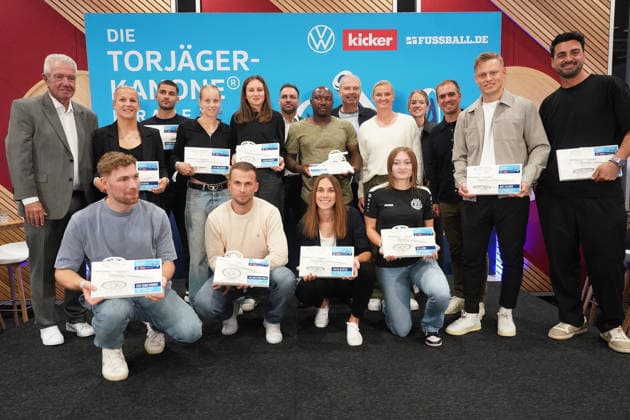 Winners of the Kicker and DFB Top Scorer Award for Everyone : Alexandra Popp and Philipp Lahm. Munich, October 1, 2026. Germany vs. Serbia, UEFA Nations League, Matchday 3, Allianz Arena