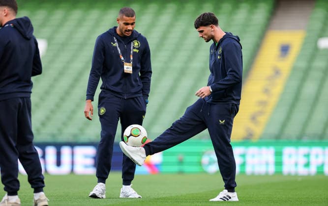 UEFA Nations League Group Stage, Aviva Stadium, Dublin 1 10 2026 Republic of Ireland vs Austria Ireland™s goalkeeper Gavin Bazunu and Troy Parrott Gavin Bazunu and Troy Parrott 1 10 2026  Copyright: xx RB1_6077