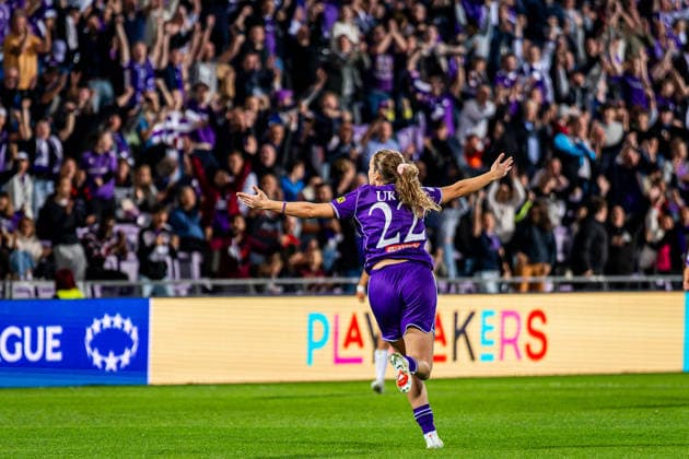 SOCCER - WCL, A.Wien vs Inter VIENNA,AUSTRIA,01.OCT.26 - SOCCER - UEFA Women s Champions League, FK Austria Wien vs FC Internationale Milano. Image shows the rejoicing of Modesta Uka (A.Wien) in front of the fans of FK Austria Wien.  GEPAxpictures xKevinxHackner