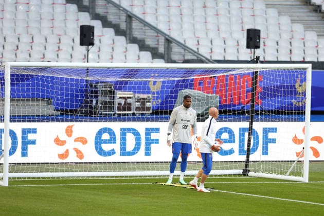 October 1, 2026, Saint-Denis, Ile-De-France, France: Goalkeeping coach FABIEN BARTHEZ with MIKE MAIGNAN during the Team France Training Session a day ahead of the UEFA Nations League 2026 27 groupe stage matchday 3 of 6 between FRANCE and ITALY at the Stade de France in Saint-Denis, France. Saint-Denis France - ZUMAc179 20261001_zep_c179_059 Copyright: xMickaelxChavetx
