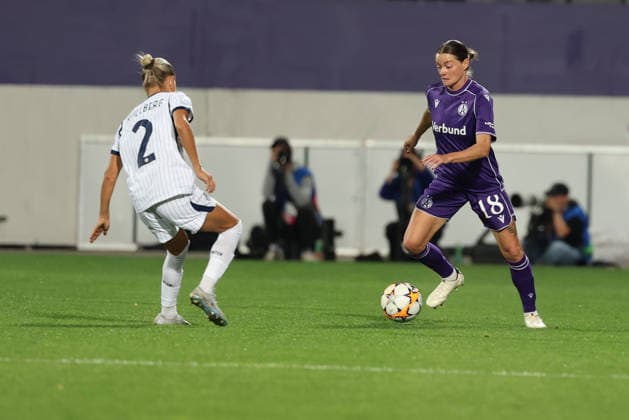 FK Austria Wien v FC Internazionale Milano - UEFA Women s Champions League 26 27 MD2 Verena Hanshaw of FK Austria Wien in action with Emma Kullberg of FC Internazionale Milano during the UEFA Women s Champions League Matchday 2 match between FK Austria Wien and FC Internazionale Milano at Franz-Horr-Stadion on October 1, 2026 in Vienna, Austria. Vienna Franz-Horr-Stadion Austria Copyright: xYigitxOerme PSxImagesxYigitxOerme PSxImagesx