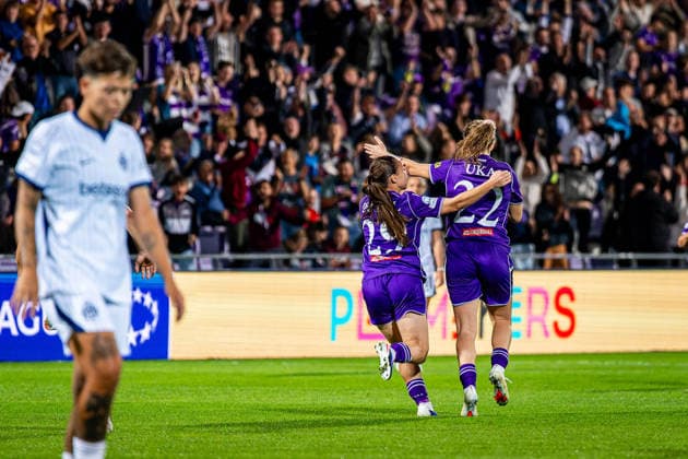 SOCCER - WCL, A.Wien vs Inter VIENNA,AUSTRIA,01.OCT.26 - SOCCER - UEFA Women s Champions League, FK Austria Wien vs FC Internationale Milano. Image shows the rejoicing of Valentina Poetzl and Modesta Uka (A.Wien) and the disappointment of FC Internationale Milano.  GEPAxpictures xKevinxHackner