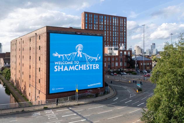 Manchester City Women gegen Real Madrid Women, 1. Oktober 2026, UEFA Women’s Champions League, Gruppenphase, Manchester City gegen Real Madrid. Auf einer riesigen Werbetafel des Wettanbieters Paddy Power steht Welcome To Shamchester , in Anspielung auf das Schuldspruch der Premier League im Zusammenhang mit den gegen den Verein erhobenen Vorwürfen. Foto: Simon Stacpoole, Offside, Manchester, Großbritannien  Copyright: xSimonxStacpoolexOffside