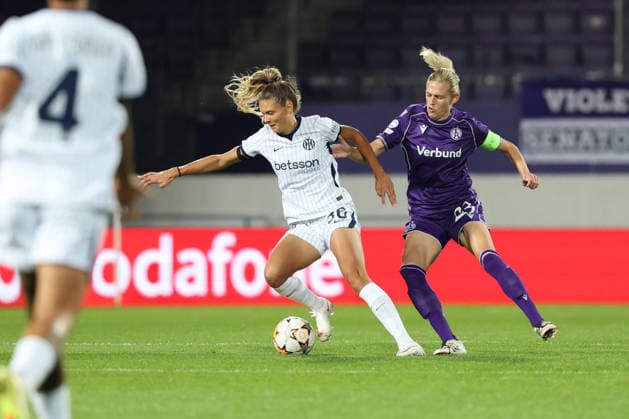 FK Austria Wien v FC Internazionale Milano - UEFA Women s Champions League 26 27 MD2 Michela Cambiaghi of FC Internazionale Milano challenged by Carina Wenninger of FK Austria Wien during the UEFA Women s Champions League Matchday 2 match between FK Austria Wien and FC Internazionale Milano at Franz-Horr-Stadion on October 1, 2026 in Vienna, Austria. Vienna Franz-Horr-Stadion Austria Copyright: xYigitxOerme PSxImagesxYigitxOerme PSxImagesx