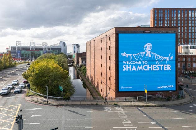Manchester City Women gegen Real Madrid Women, 1. Oktober 2026, UEFA Women’s Champions League, Gruppenphase, Manchester City gegen Real Madrid. Auf einer riesigen Werbetafel des Wettanbieters Paddy Power steht Welcome To Shamchester , in Anspielung auf das Schuldspruch der Premier League im Zusammenhang mit den gegen den Verein erhobenen Vorwürfen. Foto: Simon Stacpoole, Offside, Manchester, Großbritannien  Copyright: xSimonxStacpoolexOffside