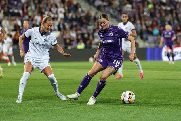 FK Austria Wien v FC Internazionale Milano - UEFA Women s Champions League 26 27 MD2 Verena Hanshaw of FK Austria Wien challenged by Olivia Schough of FC Internazionale Milano during the UEFA Women s Champions League Matchday 2 match between FK Austria Wien and FC Internazionale Milano at Franz-Horr-Stadion on October 1, 2026 in Vienna, Austria. Vienna Franz-Horr-Stadion Austria Copyright: xYigitxOerme PSxImagesxYigitxOerme PSxImagesx