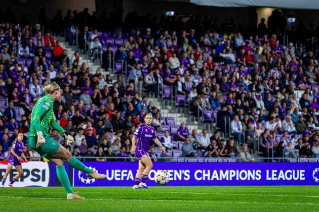 SOCCER - WCL, A.Wien vs Inter VIENNA,AUSTRIA,01.OCT.26 - SOCCER - UEFA Women s Champions League, FK Austria Wien vs FC Internationale Milano. Image shows Cecilia Runarsdottir (Inter) and the fans of FK Austria Wien.  GEPAxpictures xKevinxHackner