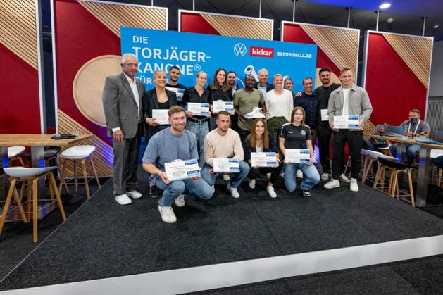 Philipp Lahm, soccer player and 2014 World Cup champion, and Alexandra Popp, soccer player and Olympic champion, at the ceremony honoring the top goal scorers in German amateur soccer at the Volkswagen VW Media Lounge, under the motto Top Scorer Award for Everyone, with all German winners, Germany vs. Serbia, soccer, UEFA Nations League, League A group stage, Matchday 3, 2026–2027 season, October 1, 2026 DFL DFB regulations prohibit any use of photographs as image sequences and or quasi-video. Photo: HMB Media, Heike Feiner Copyright: HMBxMedia HeikexFeiner