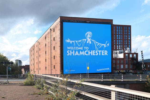 Manchester City Women gegen Real Madrid Women, 1. Oktober 2026, UEFA Women’s Champions League, Gruppenphase, Manchester City gegen Real Madrid. Auf einer riesigen Werbetafel des Wettanbieters Paddy Power steht Welcome To Shamchester , in Anspielung auf das Schuldspruch der Premier League im Zusammenhang mit den gegen den Verein erhobenen Vorwürfen. Foto: Simon Stacpoole, Offside, Manchester, Großbritannien  Copyright: xSimonxStacpoolexOffside