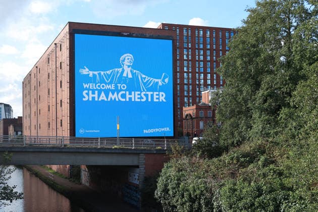 Manchester City Women gegen Real Madrid Women, 1. Oktober 2026, UEFA Women’s Champions League, Gruppenphase, Manchester City gegen Real Madrid. Auf einer riesigen Werbetafel des Wettanbieters Paddy Power steht Welcome To Shamchester , in Anspielung auf das Schuldspruch, den die Premier League im Zusammenhang mit den gegen den Verein erhobenen Vorwürfen gefällt hat. Foto: Simon Stacpoole, Offside, Manchester, Großbritannien  Copyright: xSimonxStacpoolexOffside