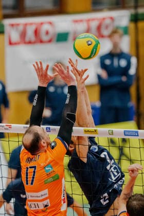 VOLLEYBALL - Coppa Pallavolo Senza Confini HARTBERG,AUSTRIA,01.OCT.26 - VOLLEYBALL - Coppa Pallavolo Senza Confini, VfB Friedrichshafen vs ACH Volley Ljubljana. Image shows Marko Ivovic (Ljubljana) and Gustavo Maciel (Friedrichshafen).  GEPAxpictures xRomanxKoenigshofer