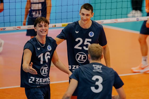 VOLLEYBALL - Coppa Pallavolo Senza Confini HARTBERG,AUSTRIA,01.OCT.26 - VOLLEYBALL - Coppa Pallavolo Senza Confini, VfB Friedrichshafen vs ACH Volley Ljubljana. Image shows the rejoicing of Simon Lukas Kohn, Stefan Kokeza and Joris Berkhout (Friedrichshafen).  GEPAxpictures xRomanxKoenigshofer