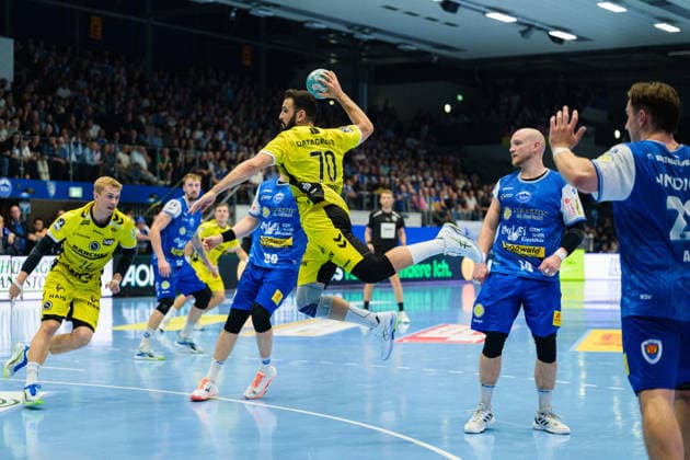 Mohamed Amine Darmoul (TVB Stuttgart, 70) breaks through the ThSV Eisenach defense; Tillman Leu (ThSV Eisenach, 99), Peter Walz (ThSV Eisenach, 14), Felix Aellen (ThSV Eisenach, 22), Torben Matzken (TVB Stuttgart, 22), Dominik Solak (ThSV Eisenach, 30 GER), ThSV Eisenach vs. TVB Stuttgart, 1 Opel Handball Bundesliga, Handball, Matchday 7, 2026–2027 season, 7:00 p.m., October 1, 2026 GER, ThSV Eisenach vs. TVB Stuttgart, 1st Opel Handball Bundesliga, Handball, Matchday 7, 2026–2027 season, 7:00 p.m., October 1, 2026 Eisenach Copyright: xMartinxHerbstx