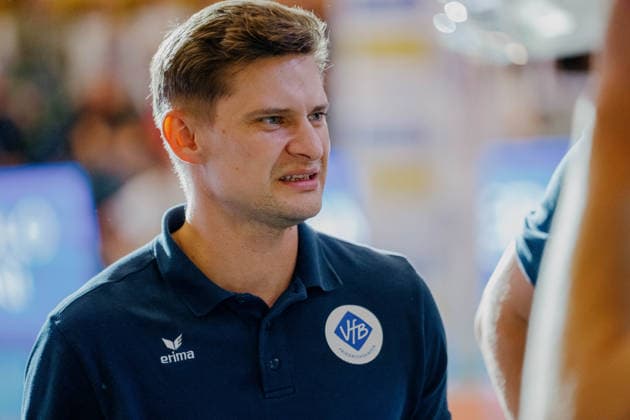 VOLLEYBALL - Coppa Pallavolo Senza Confini HARTBERG,AUSTRIA,01.OCT.26 - VOLLEYBALL - Coppa Pallavolo Senza Confini, VfB Friedrichshafen vs ACH Volley Ljubljana. Image shows head coach Adam Swaczyna (Friedrichshafen). GEPAxpictures xRomanxKoenigshofer