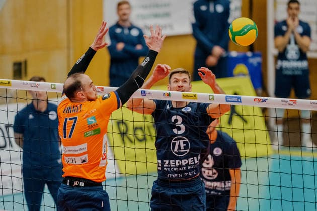 VOLLEYBALL - Coppa Pallavolo Senza Confini HARTBERG,AUSTRIA,01.OCT.26 - VOLLEYBALL - Coppa Pallavolo Senza Confini, VfB Friedrichshafen vs ACH Volley Ljubljana. Image shows Marko Ivovic (Ljubljana) and Joris Berkhout (Friedrichshafen).  GEPAxpictures xRomanxKoenigshofer