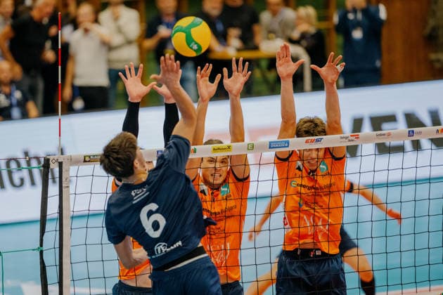 VOLLEYBALL - Coppa Pallavolo Senza Confini HARTBERG,AUSTRIA,01.OCT.26 - VOLLEYBALL - Coppa Pallavolo Senza Confini, VfB Friedrichshafen vs ACH Volley Ljubljana. Image shows German Gomez (Friedrichshafen) and Rok Jeroncic (Ljubljana).  GEPAxpictures xRomanxKoenigshofer