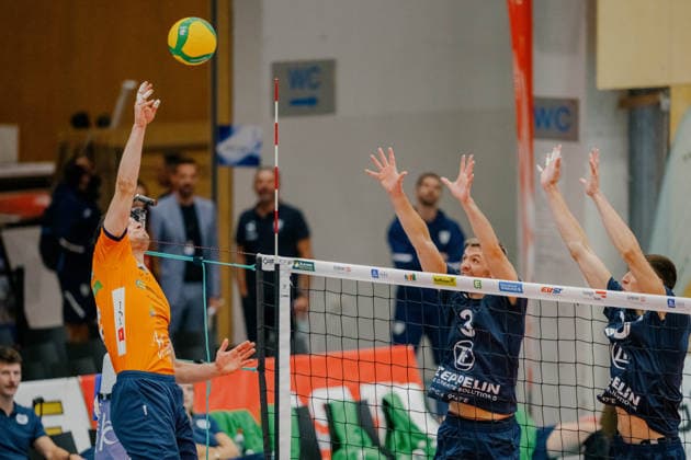 VOLLEYBALL - Coppa Pallavolo Senza Confini HARTBERG,AUSTRIA,01.OCT.26 - VOLLEYBALL - Coppa Pallavolo Senza Confini, VfB Friedrichshafen vs ACH Volley Ljubljana. Image shows Toncek Stern (Ljubljana) and Joris Berkhout (Friedrichshafen). GEPAxpictures xRomanxKoenigshofer