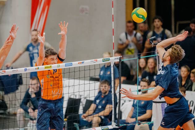 VOLLEYBALL - Coppa Pallavolo Senza Confini HARTBERG,AUSTRIA,01.OCT.26 - VOLLEYBALL - Coppa Pallavolo Senza Confini, VfB Friedrichshafen vs ACH Volley Ljubljana. Image shows Rok Bracko (Ljubljana) and Joris Berkhout (Friedrichshafen).  GEPAxpictures xRomanxKoenigshofer