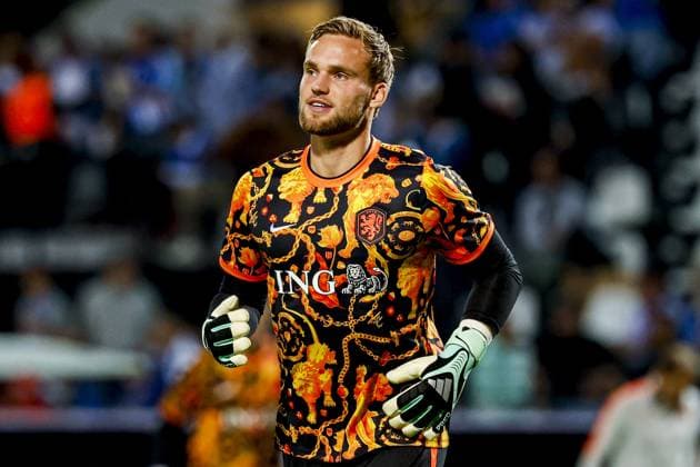 THESSALONIKI - Netherlands goalkeeper Bart Verbruggen warms up ahead of the UEFA Nations League match between Greece and the Netherlands at the Toumba Stadium on October 1, 2026, in Thessaloniki, Greece. MARCEL TER BALS ANP UEFA Nations League 2026 27 xVIxANPxSportx xMarcelxterxBalsxIVx 571082089 originalFilename: 571082089