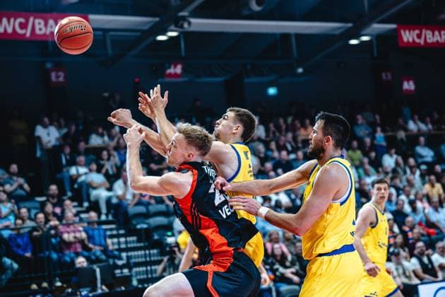 easycredit BBL Basketball Bundesliga 2026–2027 Rescheduled Game, Matchday 1: Science City Jena vs. RASTA Vechta on October 1, 2026. In the battle for rebounds (from left): Lars Thiemann (Vechta) vs. Lorenz Bank (Jena) at Sparkassen Arena