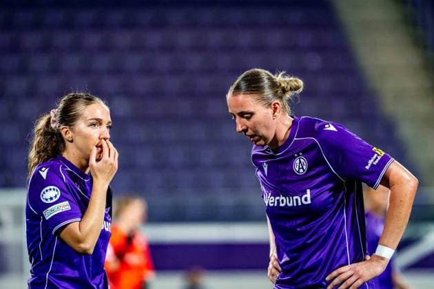 SOCCER - WCL, A.Wien vs Inter VIENNA,AUSTRIA,01.OCT.26 - SOCCER - UEFA Women s Champions League, FK Austria Wien vs FC Internationale Milano. Image shows Modesta Uka and Katharina Schiechtl (A.Wien) during a free kick.  GEPAxpictures xKevinxHackner