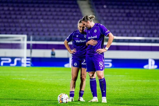 SOCCER - WCL, A.Wien vs Inter VIENNA,AUSTRIA,01.OCT.26 - SOCCER - UEFA Women s Champions League, FK Austria Wien vs FC Internationale Milano. Image shows Modesta Uka and Katharina Schiechtl (A.Wien) during a free kick.  GEPAxpictures xKevinxHackner
