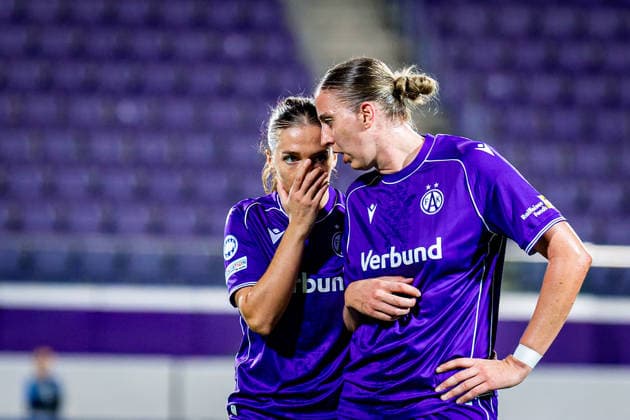 SOCCER - WCL, A.Wien vs Inter VIENNA,AUSTRIA,01.OCT.26 - SOCCER - UEFA Women s Champions League, FK Austria Wien vs FC Internationale Milano. Image shows Modesta Uka and Katharina Schiechtl (A.Wien) during a free kick.  GEPAxpictures xKevinxHackner