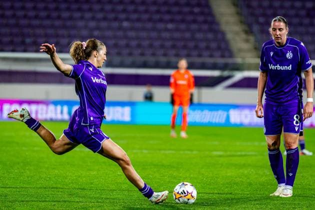 SOCCER - WCL, A.Wien vs Inter VIENNA,AUSTRIA,01.OCT.26 - SOCCER - UEFA Women s Champions League, FK Austria Wien vs FC Internationale Milano. Image shows Modesta Uka (A.Wien) during a free kick.  GEPAxpictures xKevinxHackner