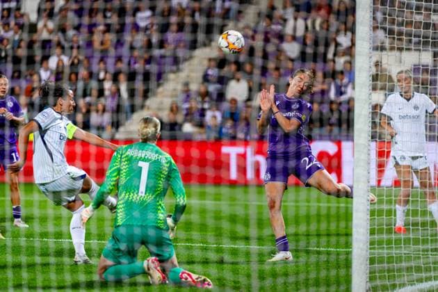 SOCCER - WCL, A.Wien vs Inter VIENNA,AUSTRIA,01.OCT.26 - SOCCER - UEFA Women s Champions League, FK Austria Wien vs FC Internationale Milano. Image shows Ivana Andres Sanz, Cecilia Runarsdottir (Inter) and Modesta Uka (A.Wien). GEPAxpictures xKevinxHackner