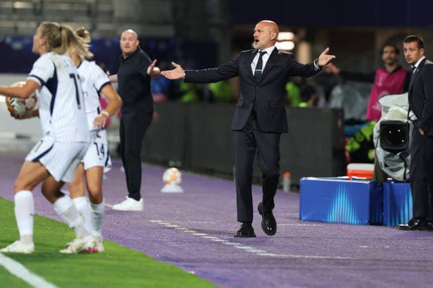 FK Austria Wien v FC Internazionale Milano - UEFA Women s Champions League 26 27 MD2 Head Coach of FC Internazionale Milano, David Sassarini reacts during the UEFA Women s Champions League Matchday 2 match between FK Austria Wien and FC Internazionale Milano at Franz-Horr-Stadion on October 1, 2026 in Vienna, Austria. Vienna Franz-Horr-Stadion Austria Copyright: xYigitxOerme PSxImagesxYigitxOerme PSxImagesx