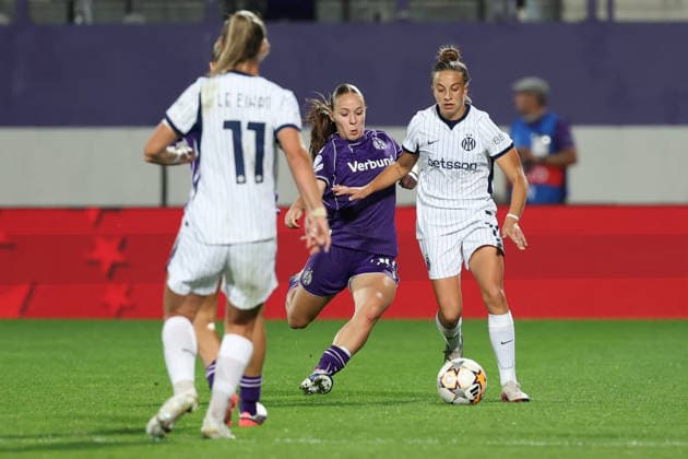FK Austria Wien v FC Internazionale Milano - UEFA Women s Champions League 26 27 MD2 Haley Bugeja of FC Internazionale Milano challenged by Valentina Potzl of FK Austria Wien during the UEFA Women s Champions League Matchday 2 match between FK Austria Wien and FC Internazionale Milano at Franz-Horr-Stadion on October 1, 2026 in Vienna, Austria. Vienna Franz-Horr-Stadion Austria Copyright: xYigitxOerme PSxImagesxYigitxOerme PSxImagesx