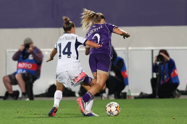 FK Austria Wien v FC Internazionale Milano - UEFA Women s Champions League 26 27 MD2 Chiara Robustellini of FC Internazionale Milano in action with Louise Schoffel of FK Austria Wien during the UEFA Women s Champions League Matchday 2 match between FK Austria Wien and FC Internazionale Milano at Franz-Horr-Stadion on October 1, 2026 in Vienna, Austria. Vienna Franz-Horr-Stadion Austria Copyright: xYigitxOerme PSxImagesxYigitxOerme PSxImagesx