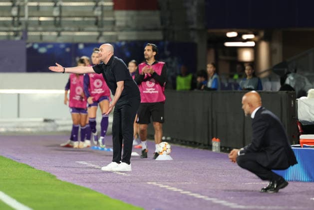 FK Austria Wien v FC Internazionale Milano - UEFA Women s Champions League 26 27 MD2 Head Coach of FK Austria Wien, Stefan Kenesei reacts and gestures during the UEFA Women s Champions League Matchday 2 match between FK Austria Wien and FC Internazionale Milano at Franz-Horr-Stadion on October 1, 2026 in Vienna, Austria. Vienna Franz-Horr-Stadion Austria Copyright: xYigitxOerme PSxImagesxYigitxOerme PSxImagesx
