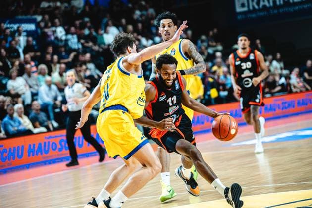 easycredit BBL Basketball Bundesliga 2026–2027 Make-up Game, Matchday 1: Science City Jena vs. RASTA Vechta on October 1, 2026. Matt Lewis (Vechta) has the ball against Kristofer Krause (Jena) at the Sparkassen Arena.