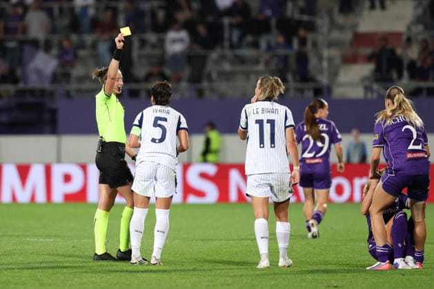 FK Austria Wien v FC Internazionale Milano - UEFA Women s Champions League 26 27 MD2 The referee issues a yellow card to Ivana Andres Sanz of FC Internazionale Milano during the UEFA Women s Champions League Matchday 2 match between FK Austria Wien and FC Internazionale Milano at Franz-Horr-Stadion on October 1, 2026 in Vienna, Austria. Vienna Franz-Horr-Stadion Austria Copyright: xYigitxOerme PSxImagesxYigitxOerme PSxImagesx
