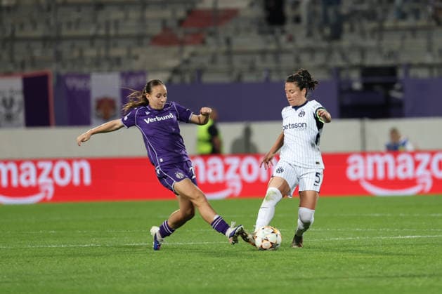 FK Austria Wien v FC Internazionale Milano - UEFA Women s Champions League 26 27 MD2 Ivana Andres Sanz of FC Internazionale Milano in action with Louise Schoffel of FK Austria Wien during the UEFA Women s Champions League Matchday 2 match between FK Austria Wien and FC Internazionale Milano at Franz-Horr-Stadion on October 1, 2026 in Vienna, Austria. Vienna Franz-Horr-Stadion Austria Copyright: xYigitxOerme PSxImagesxYigitxOerme PSxImagesx
