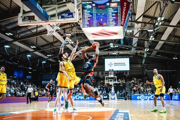 easycredit BBL Basketball Bundesliga 2026–2027 Make-up Game, Matchday 1: Science City Jena vs. RASTA Vechta on October 1, 2026. Armann Franklin (Vechta) drives to the basket against Isaiah Moses (Jena) at Sparkassen Arena